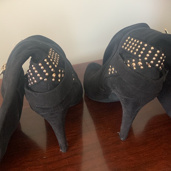 Sexy black suede-look boots with side zip and gold-tone hardware. Worn once Mint - Picture 4 of 8